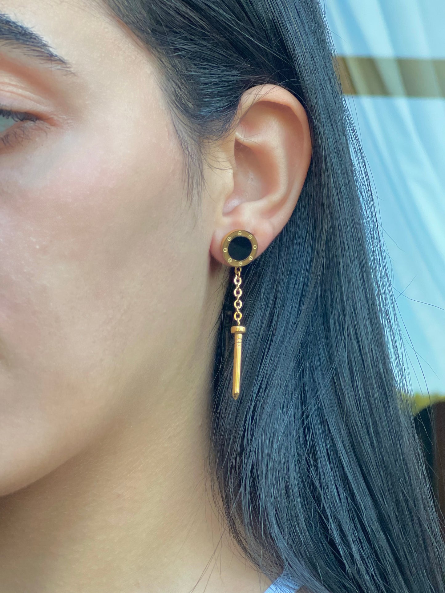 Black clou earrings